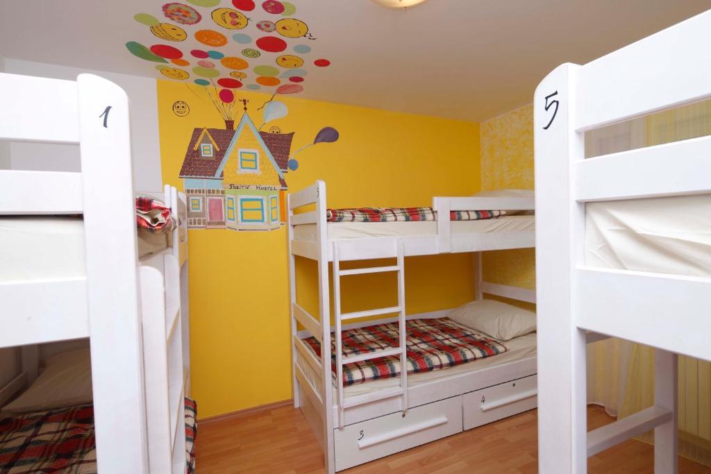 Pozitiv Hostel Zagreb Rum bild